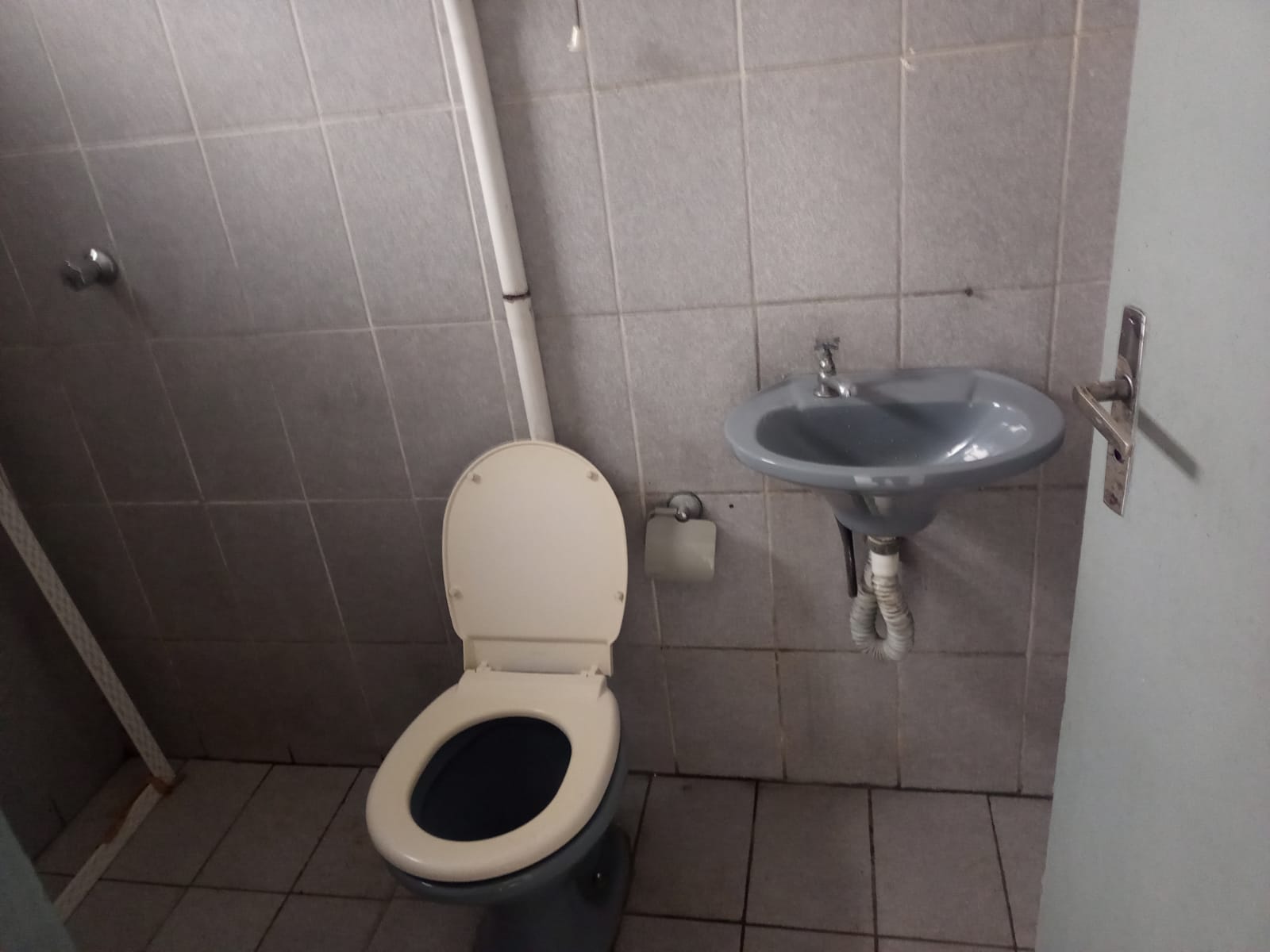 VILA ASSIS - MAUÁ - SP - Salão Comercial - banheiro interno - cozinha - Água e Luz separada - VALOR R$ 2.200,00 + IPTU