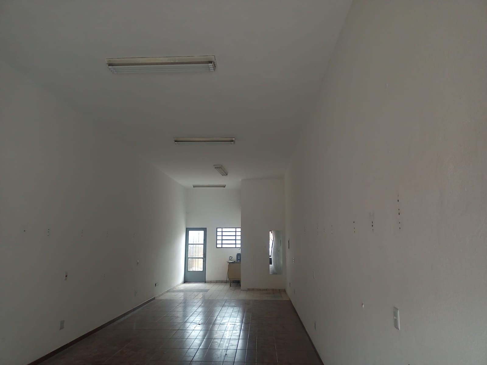 VILA ASSIS - MAUÁ - SP - Salão Comercial - banheiro interno - cozinha - Água e Luz separada - VALOR R$ 2.200,00 + IPTU