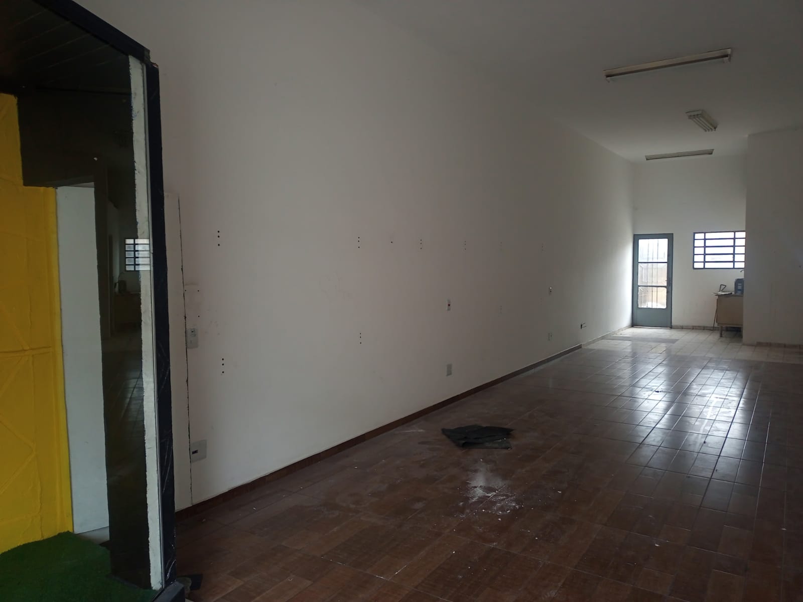 VILA ASSIS - MAUÁ - SP - Salão Comercial - banheiro interno - cozinha - Água e Luz separada - VALOR R$ 2.200,00 + IPTU