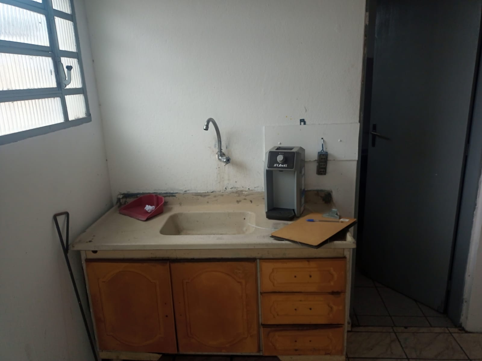 VILA ASSIS - MAUÁ - SP - Salão Comercial - banheiro interno - cozinha - Água e Luz separada - VALOR R$ 2.200,00 + IPTU