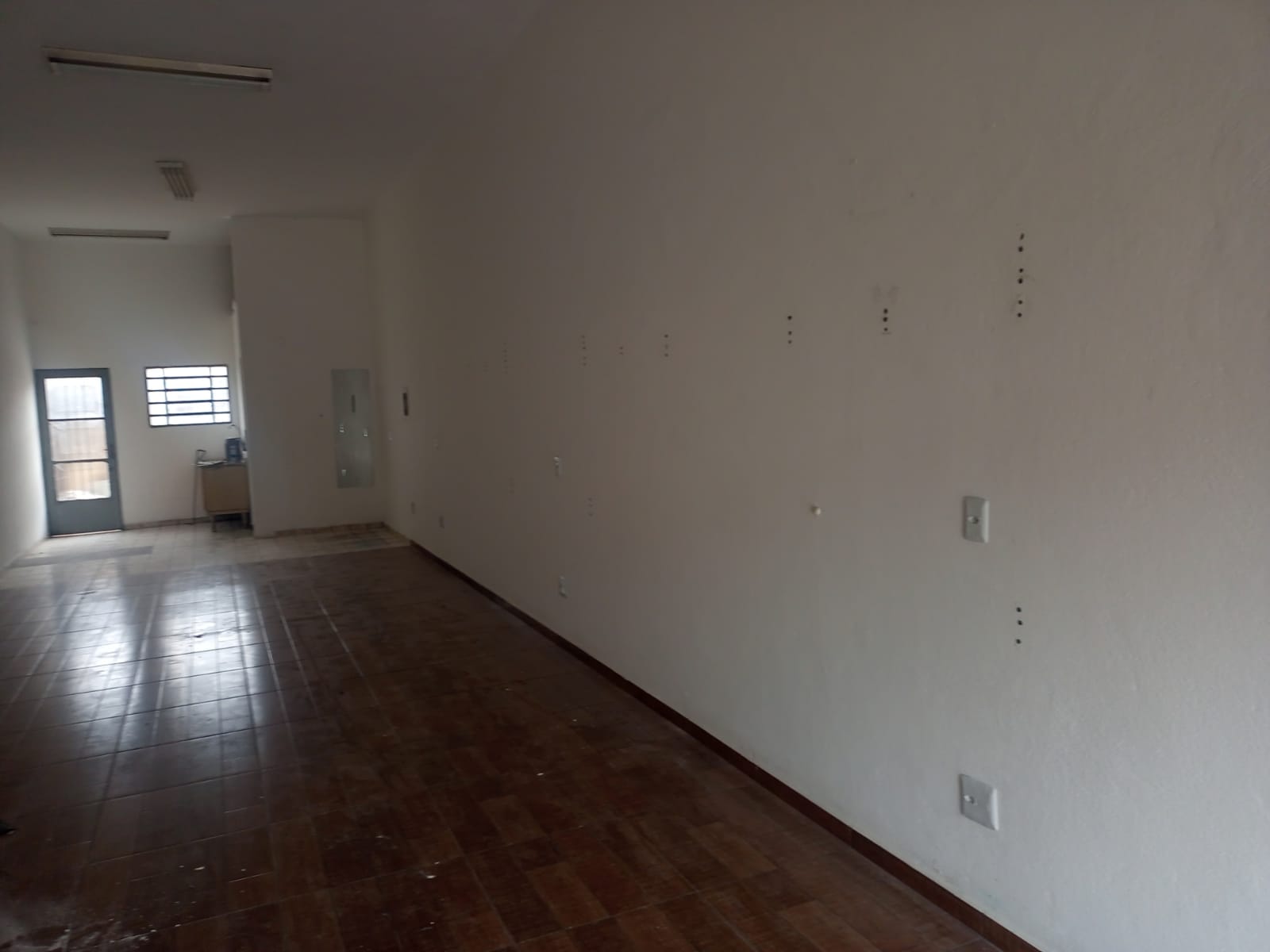 VILA ASSIS - MAUÁ - SP - Salão Comercial - banheiro interno - cozinha - Água e Luz separada - VALOR R$ 2.200,00 + IPTU